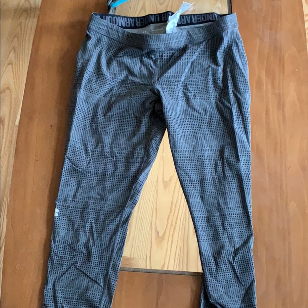 Barely used under armour work out leggings